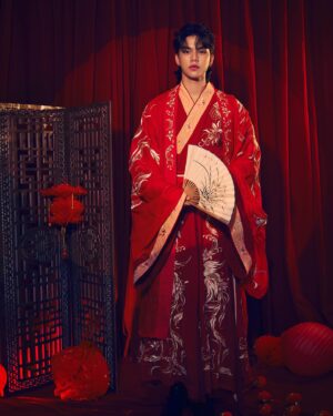 Thitipong Sangngey Instagram - 龙年好～祝大家新年快乐，恭喜发财，身体健康，一整年跟我们一起快乐!! 🧧🐉❤️‍🔥

เฮงๆ ปีมังกรนะค้าบทุกคน❤️‍🔥

#FortFTS #ComeFortZon #BabyFeat