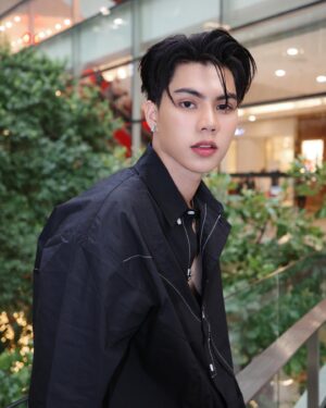 Thitipong Sangngey Instagram - ยืนเมื่อยไหมครับ มานั่งในใจผมได้นะ 
😎❤️‍🔥
#FortFTS #ComeFortZon #BabyFeat