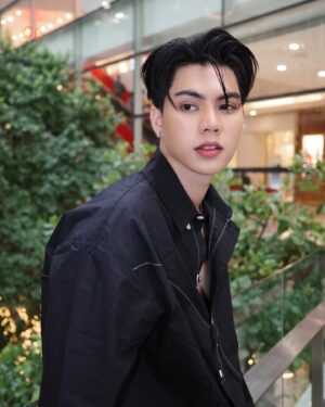 Thitipong Sangngey Instagram - ยืนเมื่อยไหมครับ มานั่งในใจผมได้นะ 
😎❤️‍🔥
#FortFTS #ComeFortZon #BabyFeat