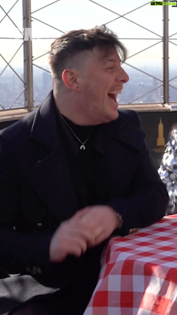 Thomas Sanders Instagram - Mutual friend-zone…? #streethearts #empirestatebuilding #nyc