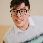Thomas Sanders Instagram - getting kicked out of the country club 🎾 (📸: @jameslightner; 👕: @dpstyledme) it’s officially been TEN YEARS since Patton first made the scene as Dad Guy in my Vines. Ten years I’ve been with this character. I love him so much. So we created a fun look inspired by him. And I have him playing tennis… cause he would make a TEN-nis joke. Happy “Birthday”, Patton 🩵🎂