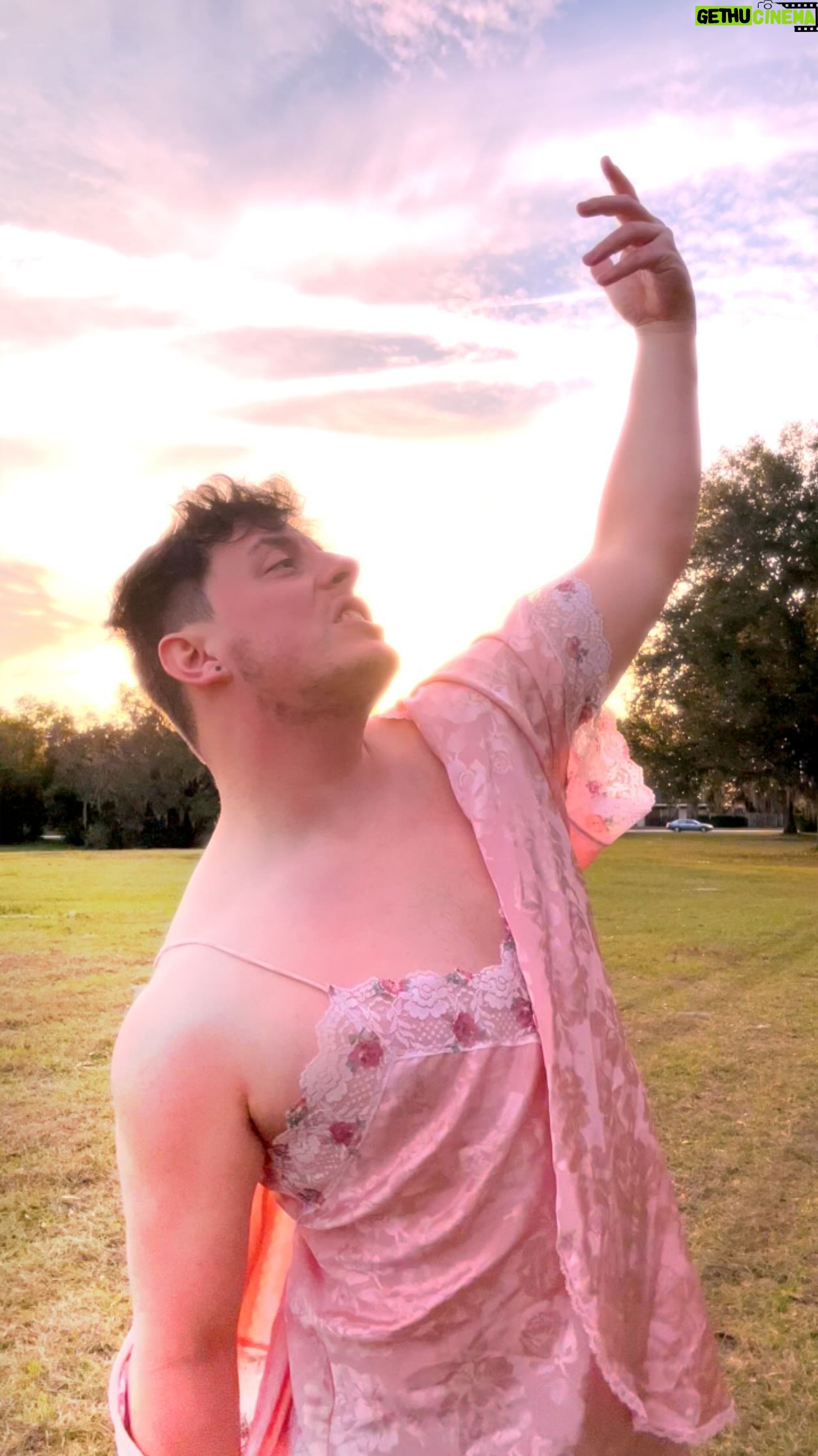 Thomas Sanders Instagram - Sunsets 🌅 #relatable #sunset #comedy