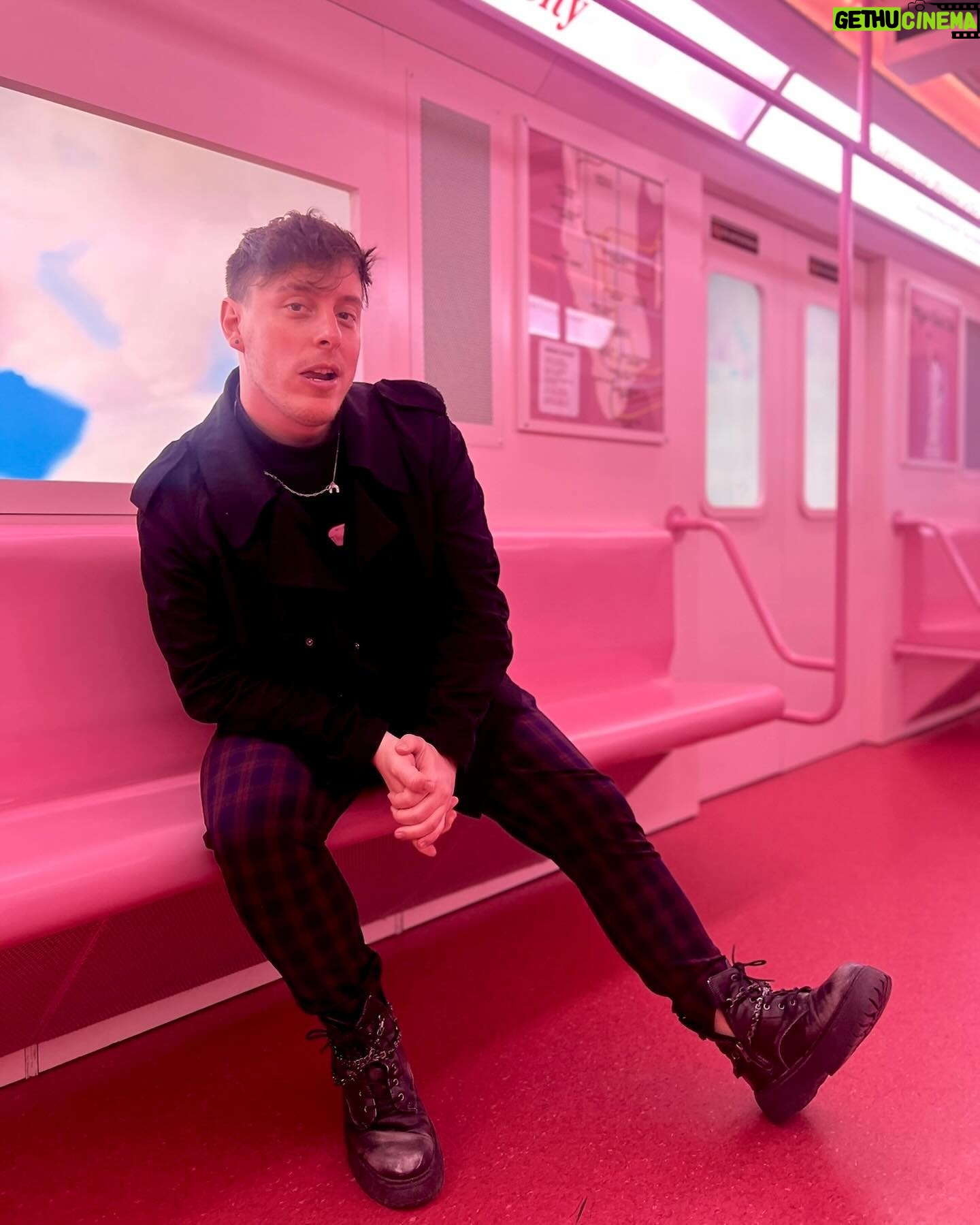 Thomas Sanders Instagram - Old friends, older gods, and ice cream ๐ฆ Been a whirlwind of a couple of weeks, making fun videos with friends, hanging with new people in my life, and reconnecting with those I love. Continue feeling so lucky to be given these experiences. And thank you to all of you who show love to the things I make, in any way you choose to!! What an absolutely encouraging thing. ๐