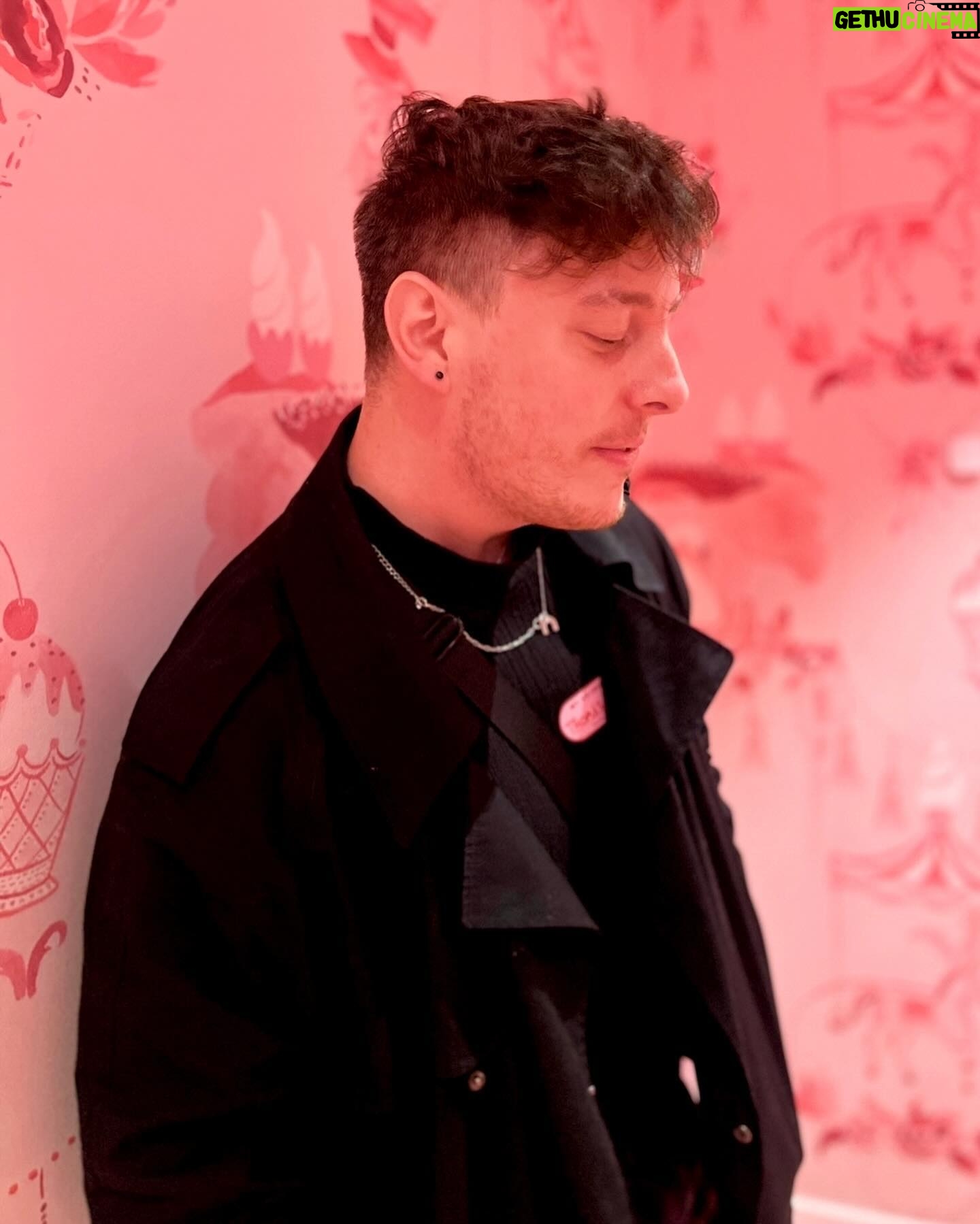 Thomas Sanders Instagram - Old friends, older gods, and ice cream ๐ฆ Been a whirlwind of a couple of weeks, making fun videos with friends, hanging with new people in my life, and reconnecting with those I love. Continue feeling so lucky to be given these experiences. And thank you to all of you who show love to the things I make, in any way you choose to!! What an absolutely encouraging thing. ๐