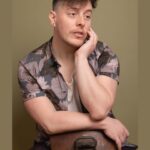 Thomas Sanders Instagram - 1) Minding my own business with my friend —-> 2) Overhearing some drama next to me —-> 3) Turning back to my friend. I am no longer minding my own business. (Photography: @joshuagoingphoto)