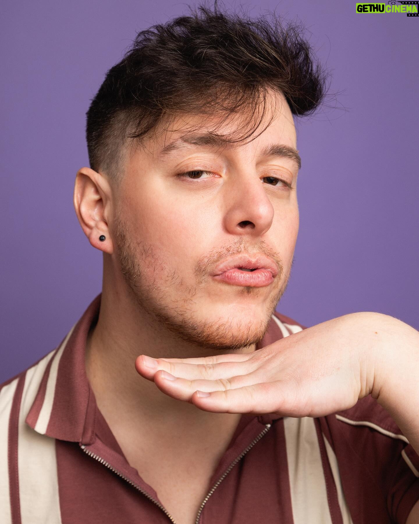 Thomas Sanders Instagram - Strike a pose… 💪😨😱🙉💁♀️ (Photography: @joshuagoingphoto)