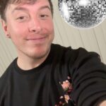 Thomas Sanders Instagram - Why stop on January 1st 🪩 (W/ @domgoldofficial, @lovelyyuniverse, @em_ghoul, @thatkennyguy1, @brandie.liz, @thebackyardbiologist, @cconnorjoseph) #newyear #nye #comedy #relatable #newyearseve