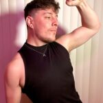 Thomas Sanders Instagram - Curves, Capes 🧛‍♂️, Collabs, Cabaret, Cakes, Capes 🏖️, Kids, Kicklines, Cutting Carbs, and Subsequently More Cake