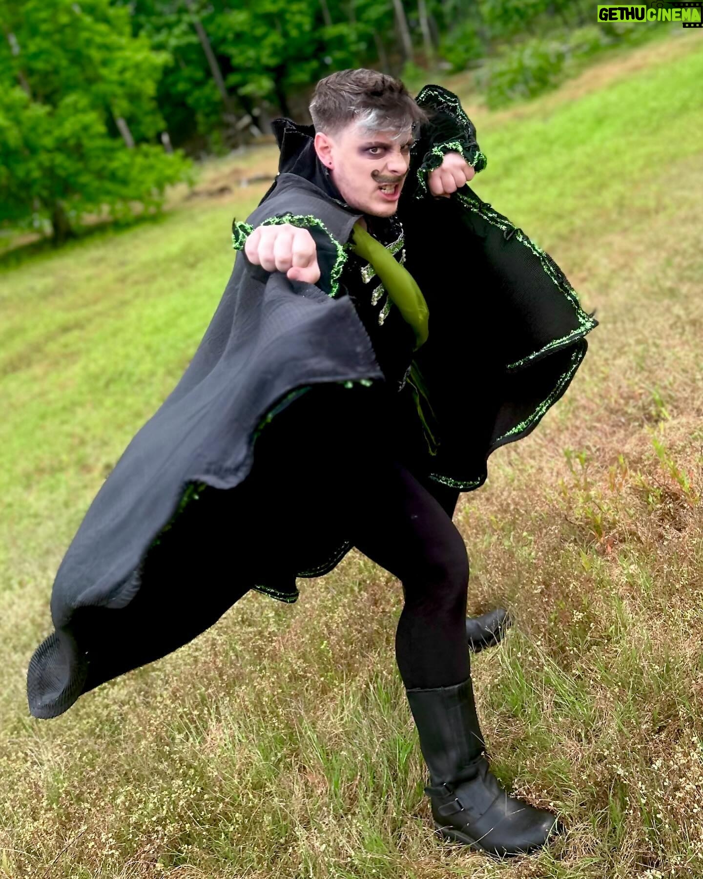 Thomas Sanders Instagram - Curves, Capes 🧛♂️, Collabs, Cabaret, Cakes, Capes 🏖️, Kids, Kicklines, Cutting Carbs, and Subsequently More Cake