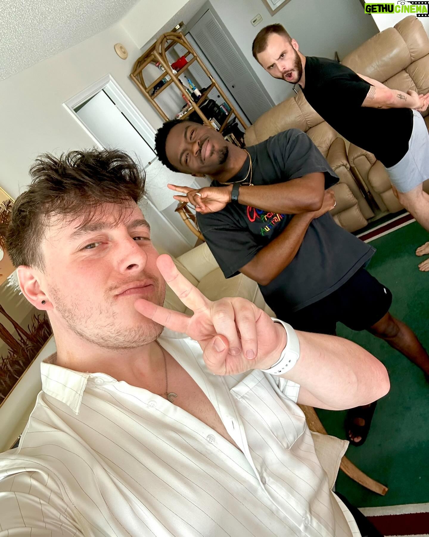 Thomas Sanders Instagram - Curves, Capes 🧛♂️, Collabs, Cabaret, Cakes, Capes 🏖️, Kids, Kicklines, Cutting Carbs, and Subsequently More Cake