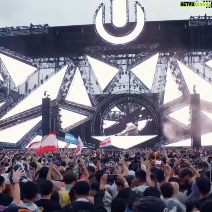 Tiësto Instagram - Playing and dancing in the rain hits different!😅⚡️ Which track was your favorite @ultra ?