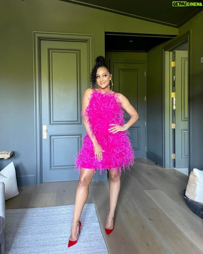 Tia Mowry Instagram - I have always loved the way that clothes can make me feel. Life can be overwhelming, but if I got the right outfit on, I might be ready for it. Juggling multiple roles between work and being a mom will make me want to stay in my good sweatpants all day long. But as soon as I take care of myself, and look good for ME, I feel like I can do anything. Feeling good and loving myself is a superpower.✨