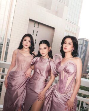 Tiara Andini Instagram - Akhirnya.. 🤍
Dari awal liat lini jalan dengan adat sundanya, aku terharu banget. 
Apalagi waktu resepsi saat mereka berdua masuk, udah gabisa dibendung lagi :') 
Sangat jelasss tergambar kebahagiaan di wajah mereka berdua.
Makasih sudah ngajak aku ikut serta dalam hari terbahagiamu lin.
Selamat #beRMuara di keabadian @mahaliniraharja @rizkyfbian
.
.
.
Kebaya : @renzilazuardi @subengklasik 
Dress : @etiquette_white 
Make up & hair : @cielmakeupartist & @pingsbraid 
Stylish & asist : @rikkisi @tisnaaguilera
Photographer : @3wisnu @ditasubi