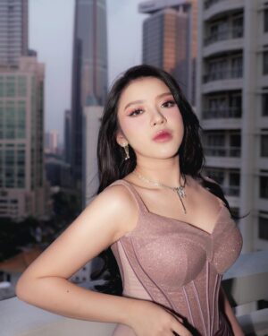 Tiara Andini Instagram - Akhirnya.. 🤍
Dari awal liat lini jalan dengan adat sundanya, aku terharu banget. 
Apalagi waktu resepsi saat mereka berdua masuk, udah gabisa dibendung lagi :') 
Sangat jelasss tergambar kebahagiaan di wajah mereka berdua.
Makasih sudah ngajak aku ikut serta dalam hari terbahagiamu lin.
Selamat #beRMuara di keabadian @mahaliniraharja @rizkyfbian
.
.
.
Kebaya : @renzilazuardi @subengklasik 
Dress : @etiquette_white 
Make up & hair : @cielmakeupartist & @pingsbraid 
Stylish & asist : @rikkisi @tisnaaguilera
Photographer : @3wisnu @ditasubi