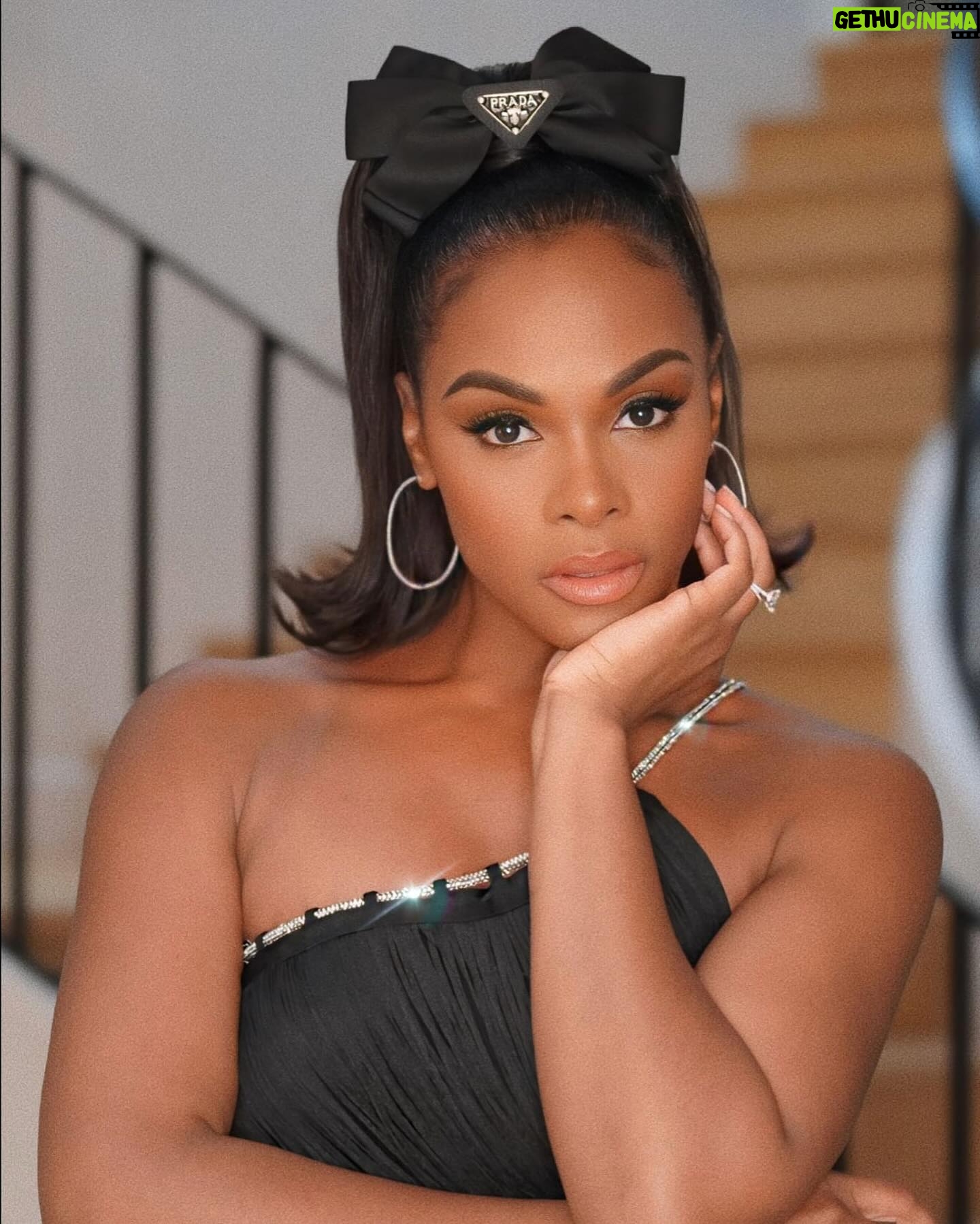 Tika Sumpter - 118.3K Likes - Dorothy: But is she a good witch or a bad witch.
Me: But why Glenda gotta choose tho?
Stylist: @bryonjavar
Hair pics: @sosheargenius
Makeup: @kristenebmakeup
#macro #macropreoscarsparty
