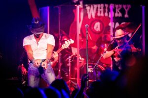 Tim McGraw Instagram - Loved getting to announce the 2024 tour to a packed house at @thewhiskyagogo in LA…. Such a fun surprise!! Thanx to everyone who was there. We have some really cool stuff planned to make this our best tour yet ✊🏼

📸: @emmaeliza @gettyentertainment