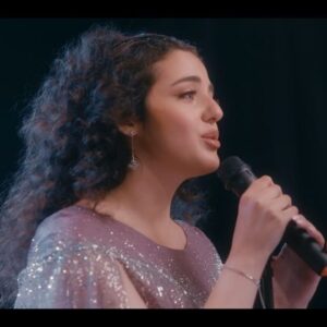 Tima Shomali Instagram - تصوير احد المشاهد القريبة على قلبي”ماذا لو فرح غنت؟” 🤍
@raneemhaithamm 
The Making of one of my favorite scenes “What if Farah sang?” What could’ve been…

 @filmizion @netflixmena
#alrawabischoolforgirls 
#مدرسة_الروابي_للبنات 
#فتيات_الروابي