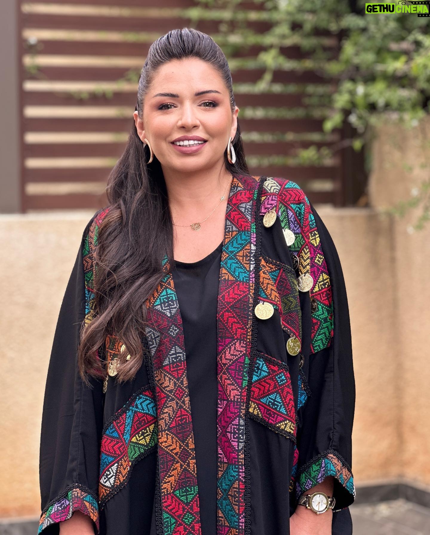Tima Shomali - 34.7K Likes - تشرفت بدعوة جلالة الملكة رانيا للمشاركة بالاحتفال في حفل عشاء عقد قران سمو ولي العهد الامير الحسين بن عبدالله الثاني على الآنسة رجوة آل
السيف #نفرح_بالحسين #الأردن
Honored to be invited by her majesty Queen Rania to join the wedding dinner celebrations of his highness crown Prince AlHussein #Jordan