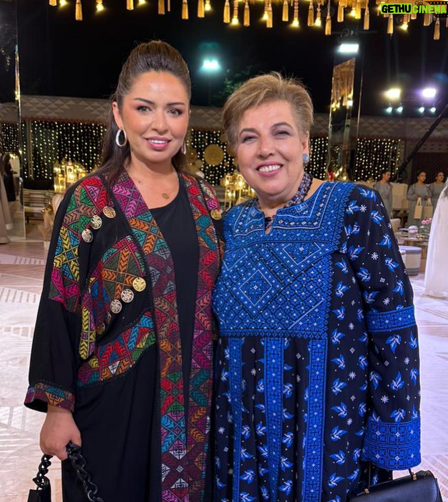 Tima Shomali - 34.7K Likes - تشرفت بدعوة جلالة الملكة رانيا للمشاركة بالاحتفال في حفل عشاء عقد قران سمو ولي العهد الامير الحسين بن عبدالله الثاني على الآنسة رجوة آل
السيف #نفرح_بالحسين #الأردن
Honored to be invited by her majesty Queen Rania to join the wedding dinner celebrations of his highness crown Prince AlHussein #Jordan