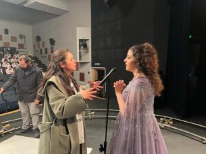Tima Shomali Instagram - تصوير احد المشاهد القريبة على قلبي”ماذا لو فرح غنت؟” 🤍
@raneemhaithamm 
The Making of one of my favorite scenes “What if Farah sang?” What could’ve been…

 @filmizion @netflixmena
#alrawabischoolforgirls 
#مدرسة_الروابي_للبنات 
#فتيات_الروابي
