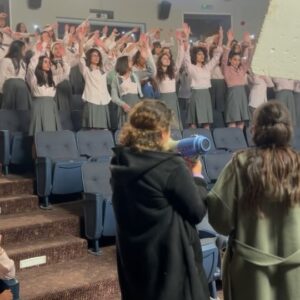 Tima Shomali Instagram - تصوير احد المشاهد القريبة على قلبي”ماذا لو فرح غنت؟” 🤍
@raneemhaithamm 
The Making of one of my favorite scenes “What if Farah sang?” What could’ve been…

 @filmizion @netflixmena
#alrawabischoolforgirls 
#مدرسة_الروابي_للبنات 
#فتيات_الروابي