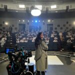 Tima Shomali Instagram – تصوير احد المشاهد القريبة على قلبي”ماذا لو فرح غنت؟” 🤍
@raneemhaithamm 
The Making of one of my favorite scenes “What if Farah sang?” What could’ve been…

 @filmizion @netflixmena
#alrawabischoolforgirls 
#مدرسة_الروابي_للبنات 
#فتيات_الروابي