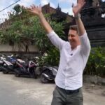 Timur Batrutdinov Instagram – Бэкстейдж из крайнего выпуска «плана Б». В этой серии я узнал, что в совершенстве владею международным детским языком. И даже внёс свою лепту в его развитие, научив балийских детишек вместо wow, говорить ух ты! 
#планБ #закадром #эксклюзив