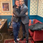 Timur Batrutdinov Instagram – Дорогие желтушники, налетайте! Я ушёл от @garikkharlamov к @urgantcom , потому что он на самом деле – переодетая @buzova86 Планируем вести @vecherniy_urgant вместе, как пара! Всё, дальше сами!)
#желтаяпрессачеллендж #вечернийургант #планб
Сегодня в 23-30 будет Вечерний Ургант со мной и с @hideo_kojima . Смотрите, если что! 
Кстати, давайте придумаем заголовки и новости к этой фотографии? Ну, если есть желание заниматься такой ерундой бесплатно)