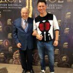 Timur Batrutdinov Instagram - Где-то в параллельной вселенной, смотрите шоу ПБ. А в этой вселенной я оказался с Евгением Вагановичем в составе жюри мощного циркового события - «Идол». Юмор, он разный, а хорошие люди всегда найдут общий язык, каким бы юмором они не занимались. #евгенийваганыч #тимуртахирыч #петросян #батрутдинов #холостяки #пб #пб2 #юмор #онразный #идол2018 #братьязапашные #цирк