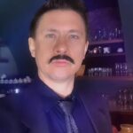 Timur Batrutdinov Instagram - Хочу сказать новое слово в искусстве себяшкоделания - селфиклип. Саундтрек «Я - Батр», собственноручно настучал и накричал в #garageband - это такое приложение на айфоне, где можно писать музыку, есктонизнайт. Зацените мои музыкальные таланты 🤓🎶 Спасибо мэрии Москвы и перманентной пробке от Курского вокзала до пр.Мира за предоставленное время для бесполезного творчества. #селфиклип #ябатр #пробочноетворчество