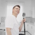Timur Batrutdinov Instagram - Все уже посмотрели наш клип с котом Феликсом? Как вам наша история? Мы с ним отлично повеселились на съемках. Я до сих пор напеваю #здоровобытькотомсфеликс. Кто еще не успел посмотреть – ищите наш ролик в Youtube с хештэгом здоровобытькотомсфеликс!