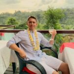 Timur Batrutdinov Instagram - Всем доброго самоизоляционного утра и шикарного удалённого дня! Хочу сегодня выскочить в прямой эфир. Давайте пообщаемся, повидеосозваниваемся. Обсудим, кто как карантинируется, кто как готовится затянуть пояс после карантина, который на самом деле не карантин. В общем, я обзвонил уже всех друзей, а с любимыми подписчиками так и не поговорил. Буду исправлять. Вечерком давайте?) Готовьте вопросы, кидайте сюда, чтоб я примерно знал к чему готовиться) П.С. Это фотка с «ПланаБ». Как-будто из прошлой жизни, а ведь полгода каких-то прошло.
