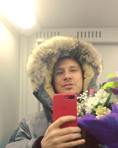 Timur Batrutdinov Instagram - Дорогие мои девочки, ну неужели вы думали, что я вас не поздравлю с праздником?! Запоминается последнее, поэтому сам закрою этот день своим поздравлением!;) Спасибо вам за то, что дарите нам свою любовь! Мамы, жёны, бабушки, сёстры, дочери, племянницы, тёти, крестницы, вы - смысл наших существований! Отдельно хочу поздравить свою будущую жену. Давай уже объявляйся! Пора знакомиться!😉💐 #спраздником #любимые #женщины #8марта #весна P.S. Но пока я холостяк, хочу поздравить, обнять, поцеловать всех прекрасных девушек, с которыми меня пересекала судьба. Вы - часть моей жизни! Я вас очень люблю всем своим большим сердцем! С праздником, любимые😘🌹