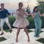 Timur Batrutdinov Instagram - Пожалуй, этот эпичный танец должен быть и у меня в ленте 🕺🏻💃🏻💃🏻 Станцую, как Бузова. Дорого. Желательно, с самой Бузовой. Наличие Кравец приветствуется. Телефон - Бузовой 🤳 #планб #танцы #буздэнс #бузлайкер 🤪 @buzova86 @marinakravets Кто из нас лучше танцует, по вашему мнению?😉