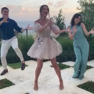 Timur Batrutdinov Instagram - Пожалуй, этот эпичный танец должен быть и у меня в ленте 🕺🏻💃🏻💃🏻 Станцую, как Бузова. Дорого. Желательно, с самой Бузовой. Наличие Кравец приветствуется. Телефон - Бузовой 🤳 
#планб #танцы #буздэнс #бузлайкер 🤪

@buzova86 @marinakravets 
Кто из нас лучше танцует, по вашему мнению?😉