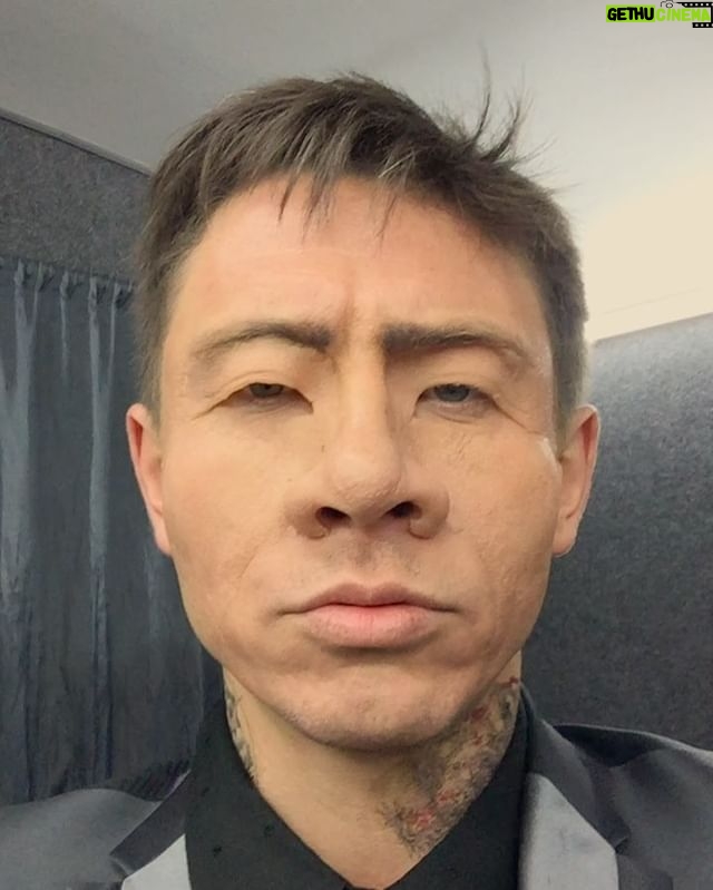 Timur Batrutdinov Instagram - Перевожу: не забывайте смотреть ХБ2 на ТНТ-премьер! Сегодня выходит 7я серия. Это один из стапятисот образов этого эпичного...🤔 не знаю, как назвать. Посмотрите и назовите) #хб2 #хб #харламов #батрутдинов #слепаков #тнт @garikkharlamov @slepakovsemyon