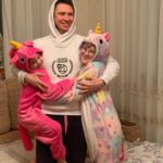 Timur Batrutdinov Instagram - В день объятий обнял двух единорогов 🦄🤗🦄 Похоже, теперь меня ожидает счастливый год. Такого же года желаю и своим подписчикам;) #милота