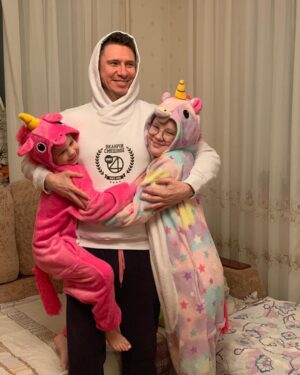Timur Batrutdinov Instagram - В день объятий обнял двух единорогов 🦄🤗🦄 Похоже, теперь меня ожидает счастливый год. Такого же года желаю и своим подписчикам;)
#милота