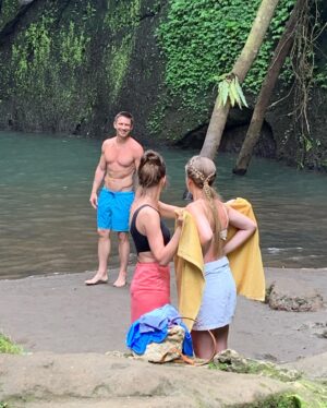 Timur Batrutdinov Instagram - Некоторые кадры из-за кадра сегодняшнего выпуска «План Б». На нашем совместном свидании, мы с девочками окончательно привыкли к тому, что нас снимают камеры. И я наконец-то увидел моих красавиц в купальниках. Хотя, если б не было камер, мы бы наверняка вели себя ещё более дико. 
Напоминаю включить в 20-30 ТНТ
#планБ #тнт #бузова #батрутдинов #моидевочки