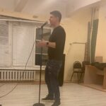Timur Batrutdinov Instagram - Заяц🐰Начало. Моё первое прослушивание. Помню, я пришёл на него с готовой фразой: «Я вам не подхожу, послушайте сами» На что мне ответили, талант не скроешь, даже если очень пытаешься. Подумал, троллят. Это было моё первое заблуждение на проекте. Так что, если вам на протяжении долгих лет говорят, что вы бездарность, вполне вероятно, вам просто не дают раскрыться. Окружайте себя людьми, которые верят в вас и вы зацветёте. Проверено лично на шоу «Маска».