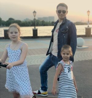 Timur Batrutdinov Instagram - Провёл вечер в компании двух фотомоделей
#племяшки #покатушки #лето #вечер