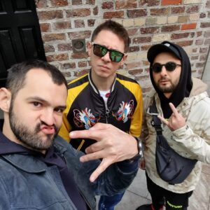 Timur Batrutdinov Instagram - В Ирландии ты автоматически становишься крутым. Правда, у каждого из нас своё понимание крутости на лице. Какая фотка, по вашему мнению, должна стать обложкой нашего альбома «Дублинское долби»? Как всегда, схема проста: 1,2,3,4 или 5?
#хбдс #евротур #дублин #кудахарлашкупотеряли