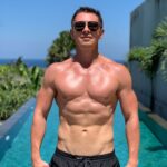 Timur Batrutdinov Instagram - В своих комментариях вы часто спрашивали, чьё это тело приделали к моей голове, чем натолкнули меня на идею. Какой вариант вам больше нравится? 1. Классический Батр 2. Трёхсисечный Батр из «Вспомнить всё» 3. Батр накаченное лицо 4. Татаро-Монгол 5. Батруки-базуки 6. Батр-Кен 7. Жопатр 8. Батроноид 9. Буз-Батр 10. Батрошенко