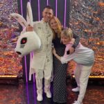 Timur Batrutdinov Instagram - Продолжаю заячьи посты🐰 На фото, между мной и сестрой - Наталья Варен. Формально - она руководитель проекта «Маска», но я бы назвал её душой этого невероятного шоу. Это она увидела и услышала во мне всё то, что и стало в итоге Зайцем. Наташа показала, что петь нужно не сколько диафрагмой, сколько душой. Это она вытащила из меня фирменный заячий тембр. Это она открыла для меня песню Макса Фадеева «Лети за мной», после которой заяц начал свой взлёт. Это она со словами «теперь будем доставать из тебя верха» предложила “Toxic”. Да и вообще все лучшее предложила она. Это она собрала вокруг себя абсолютно гениальных профессионалов Руслана, Влада, Катю, Анатолия - если б не они б, то ничего б. Это она помогала верить в себя и мотивировала и продолжает мотивировать на дальнейшее развитие Зайца. Просто знайте этого прекрасного человека в лицо. Наташ, большое тебе заячье и человеческое спасибо 🐰🙏🏻 Работаем дальше!🙏🏻 @natalia_varen 💓