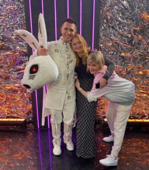 Timur Batrutdinov Instagram - Продолжаю заячьи посты🐰
На фото, между мной и сестрой - Наталья Варен. Формально - она руководитель проекта «Маска», но я бы назвал её душой этого невероятного шоу. Это она увидела и услышала во мне всё то, что и стало в итоге Зайцем. Наташа показала, что петь нужно не сколько диафрагмой, сколько душой. Это она вытащила из меня фирменный заячий тембр. Это она открыла для меня песню Макса Фадеева «Лети за мной», после которой заяц начал свой взлёт. Это она со словами «теперь будем доставать из тебя верха» предложила “Toxic”. Да и вообще все лучшее предложила она. Это она собрала вокруг себя абсолютно гениальных профессионалов Руслана, Влада, Катю, Анатолия - если б не они б, то ничего б. Это она помогала верить в себя и мотивировала и продолжает мотивировать на дальнейшее развитие Зайца. Просто знайте этого прекрасного человека в лицо. Наташ, большое тебе заячье и человеческое спасибо 🐰🙏🏻 
Работаем дальше!🙏🏻
@natalia_varen 💓