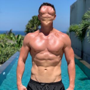 Timur Batrutdinov Instagram - В своих комментариях вы часто спрашивали, чьё это тело приделали к моей голове, чем натолкнули меня на идею. Какой вариант вам больше нравится?
1. Классический Батр
2. Трёхсисечный Батр из «Вспомнить всё»
3. Батр накаченное лицо
4. Татаро-Монгол
5. Батруки-базуки 
6. Батр-Кен
7. Жопатр
8. Батроноид
9. Буз-Батр
10. Батрошенко