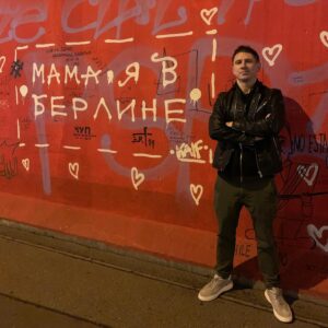 Timur Batrutdinov Instagram - Не считаю себя фотогеничным, поэтому фоткался ночью. В какой позе мне фоткаться дальше? 1, 2, 3 или поискать другую?
#хбдс #евротур #берлин