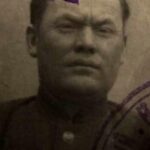 Timur Batrutdinov Instagram - 🌷Рахимбаева(Афончикова) Надежда Васильевна (22.06.1924-31.01.1984) Всю войну прошла мед сестрой военного госпиталя. Несла на своих хрупких плечах все тяготы военного времени. В госпитале Надежда встретила своего будущего мужа военврача Рахимбаева Хасана Хусаиновича. К сожалению, архив с документами, подтверждающими участие Надежды Васильевны в боевых действиях, сгорел. Все попытки восстановить документы пока не увенчались успехом. 🌷Демин Владимир Михайлович (27.05.1925-10.10.2005) На фронте с марта 1943. В районе Голясовище младший лейтенант Демин обнаружил минбатарею и скопление до 2 рот, скорректировал огонь дивизиона и минбатарея была подавлена, а пехота рассеяна с большими потерями. 03.04.1945 Владимир Михайлович организовал переправу разведчиков за р. Одер и под обстрелом вражеской артиллерии обнаружил огневые точки противника и вызвал огонь нашей артиллерии, огненные точки противника были подавлены, чем и обеспечил продвижение нашей пехоты на западный берег р. Одер. 🌷Рахимбаев Хасан Хусаинович (05.04.1916-06.12.1966) Прошел войну с 1941 году в звании майор медицинской службы (военврач 2 ранга). Получил награды: Орден Отечественной войны II степени, Орден Красной Звезды, медаль «За оборону Москвы», медаль «За победу над Германией в Великой Отечественной войне 1941-1945гг.» В бою за деревню Павлово Юхновского района, Смоленской области в апреле 1942 года Хасан Хусаинович за три дня боев эвакуировал с поля боя и оказал помощь около трем тысячам раненным бойцам и командирам. Лично участвовал в отражении противника, который приближался к санпункту, благодаря чему 50 человек раненных были спасены от захвата противника. Лично участвовал при ночных поисках советских разведчиков, организуя и контролируя работу по выносу с поля боя раненных и оказанию им помощи.