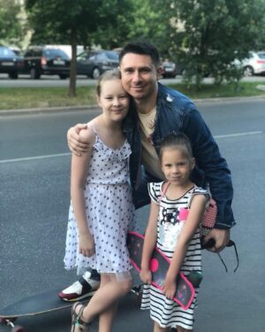 Timur Batrutdinov Instagram - Весь день ходил по родному городу Балтийску. Было не до инсты. Хотя, наснимал вам видео впрок для сторис)) .
В общем, поздравляю всех с днём защиты детей! Дети - это будущие мы. Давайте любить и защищать своё будущее!☝️🧐
Когда мне говорят «своих пора», я знаю, что мои у меня уже есть. Мои любимые племяхи! С праздником вас, мои сладкие😘😘 .
Фух! Успел!;))