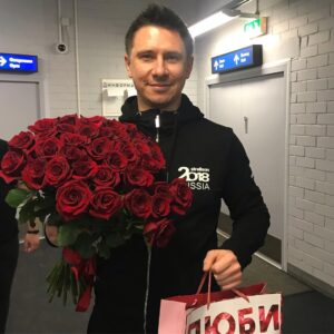 Timur Batrutdinov Instagram - Спасибо, Ярославль! Я принял эти розы!🌹
#камедиклаб #ярославль #спасибо #финальныйконцерттура